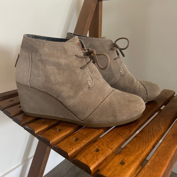 TOMS size 7.5 Desert Suede Leather Lace Up Wedge Heel Ankle Boot - Picture 4 of 7